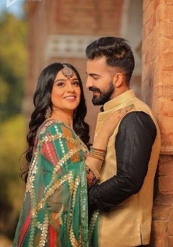 Punjabi Love Couple Pics, Pre Wedding Poses Punjabi Couple, Punjabi Prewedding Photography, Navratri Couple Pose, Punjabi Pre Wedding Photoshoot, Punjabi Couples Pics, Indian Couple Poses, Punjabi Photoshoot, Engagement Portraits Poses