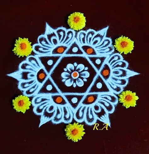 Lakshmi Kolam, Simple Rangoli With Dots, Daily Muggulu, Very Easy Rangoli Designs, Rangoli Designs Photos, Rangoli Designs Simple Diwali, Simple Kolam, Rangoli Side Designs, Rangoli Colours