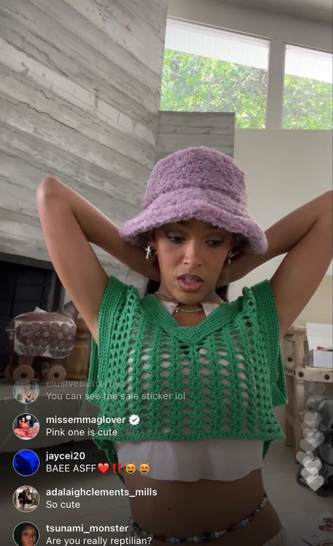 Celebrities Wearing Crochet, Doja Cat Fashion, Celebrity Crochet, Pop Culture Crochet, European Autumn, Crochet Trends, 100 Crochet Stitches, Crochet Sweater Vest, Spring Crochet