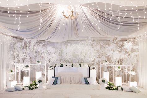 woaaahhhh...gorgeous Pelamin Nikah, Kad Perkahwinan, Purple And Silver Wedding, Malay Wedding, Wedding Hall Decorations, Garden Wedding Decorations, White Wedding Theme, Romantic Garden Wedding, Wedding Hall