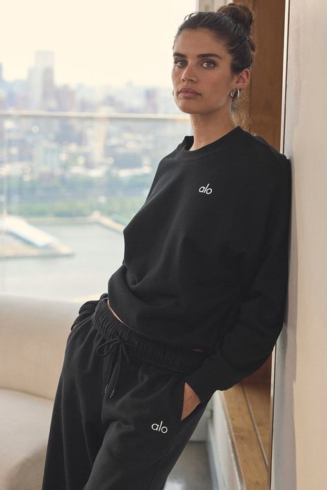 Picture of Sara Sampaio Yoga Sweatshirt, Matching Sweats, Womens Capris, Alo Yoga, Crop Sweatshirt, Bra Women, Yoga Women, Yoga Clothes, Long Sleeve Crop Top