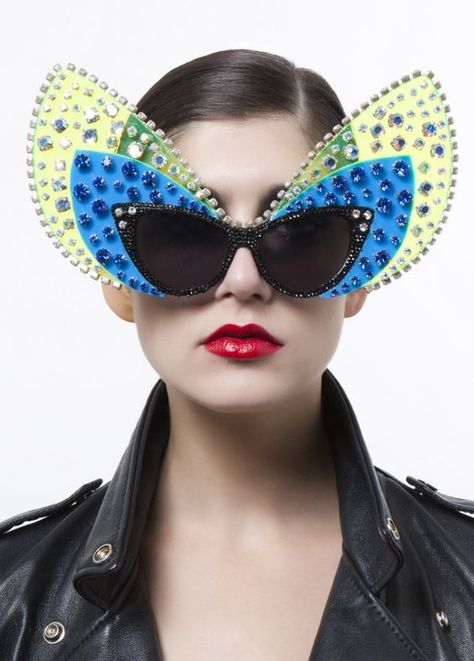 Crazy Sunglasses, Bling Sunglasses, Versace Women, Unique Eyewear, Funky Glasses, Sunglasses White, Unique Sunglasses, Wearing Sunglasses, Weird Fashion