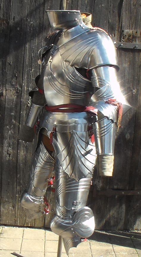 Suit Of Armour, Painting Armor, Gothic Plate Armor, Knight Armor Real, Gothic Armor, 15th Century Armor, Armor Drawing, Century Armor, Armor Clothing