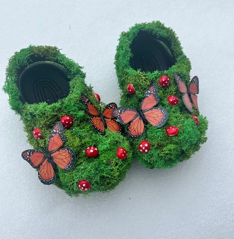 Green Croc Outfits, Sza Crocs Moss, Moss Shoes, Bedazzled Shoes Diy, Bedazzled Shoes, Fairy Garden Birthday Party, Custom Sneakers Diy, Crocs Fashion, Diy Sneakers