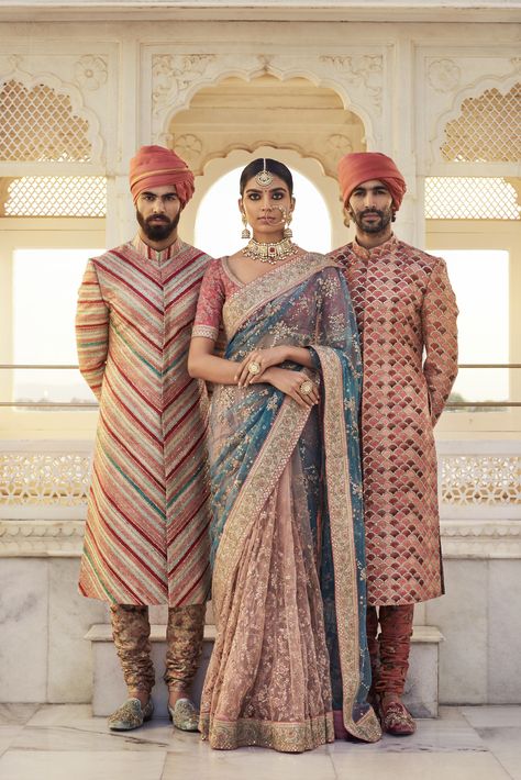 भारतीय इतिहास, Sabyasachi Collection, Sabyasachi Sarees, Sabyasachi Mukherjee, Groom Dress Men, Saree Ideas, Indian Groom Wear, Saree Bollywood, Indian Men Fashion