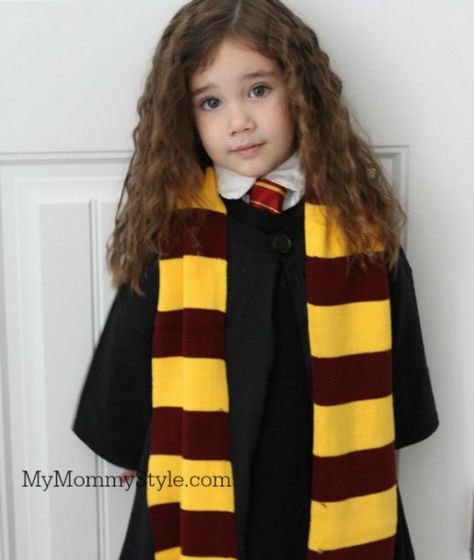 Little Hermione Granger Costume Hermione Halloween Costume, Hermione Granger Costume, Hermione Costume, Harry Potter Robes, Harry Potter Halloween Costumes, Diy Harry Potter, Harry Potter Girl, Harry Potter Kids, Festa Harry Potter