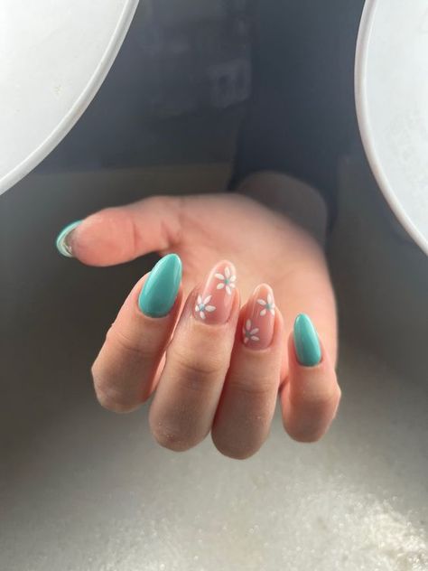 Green Nails With Daisy, Turquoise Green Nails, Turquoise Acrylic Nails, Teal Acrylic Nails, Turquoise Nail Designs, Teal Nail Designs, Hoco Nails, Mint Green Nails, Mint Nails