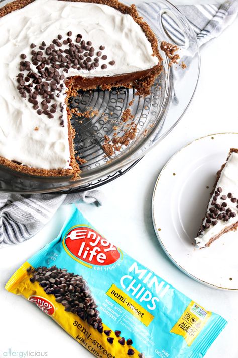 Creamy and silky, this Vegan Chocolate Dream Pie is a chocolate lovers dream! Made with an easy homemade pudding layered inside a cookie crust and topped with sweetened coco whip and chocolate chips. This Chocolate Cream Pie is PERFECT in so many ways. #chocolatepie #chocolatecream #veganchocolate #glutenfreecreampie #dairyfreecreampie #nutfreecreampie Dream Pie, Homemade Pudding, Plant Based Foods, Chocolate Cream Pie, Chocolate Dreams, Allergy Friendly Recipes, Chocolate Pies, Cookie Crust, Vegan Dessert Recipes