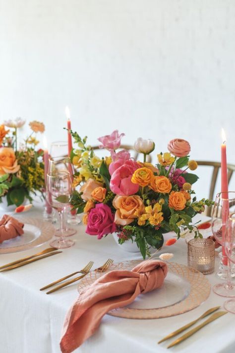 Colourful Wedding Table, Pink Tablescape, Orange And Pink Wedding, Bright Wedding Colors, Orange Wedding Flowers, Orange Table, Colourful Wedding, Boda Mexicana, Spring Wedding Colors