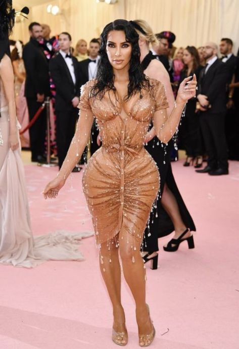 Estilo Kim Kardashian, Wet Look Dress, Estilo Kardashian, Met Gala Outfits, Gala Outfit, Natasha Lyonne, Kim Kardashian And Kanye, Met Gala Red Carpet, Kim Kardashian Style