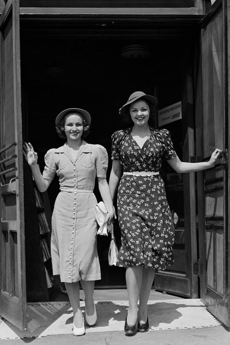 1940s Fashion: Iconic Looks And The Women Who Made Them Famous 1940 Fashion Women, The 40s Fashion, Ww2 Fashion, Vintage Clothing Styles, Fashion 1940s Style, 40s Outfits, 1940s Fashion Women, Forties Fashion, 1940s Women