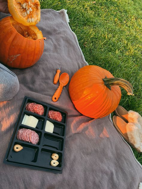 Pumpkin carving date night Pumpkin Carving Date, Pumpkin Cravings, Cute Pumpkin Carving, Dream Dates, Fall Dates, Autumn Cozy, Cute Pumpkin, Early Fall, Autumn Aesthetic