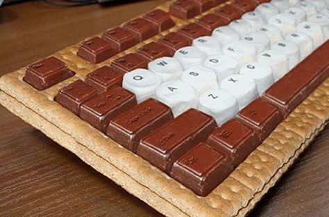 Chocolate treats for geeks: smores keyboard Chocolate Keyboard, Geek Cake, Epic Cakes, Keyboard Ideas, Food Shapes, S'mores, Nerdy Things, Party Diy, S Mores