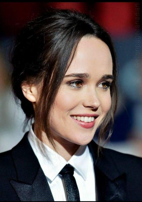 Ellen Page is an award-winning actress, activist, and inspiration. She is known for her roles in Juno, Inception, and The Umbrella Academy. #EllenPage #Actress #Activist . #Ellen_Page #Canadian_Actresses #Actrices_Hollywood #Androgynous_Fashion Elliot Page, Ellen Page, Canadian Actresses, Actrices Hollywood, Androgynous Fashion, Celebrity Portraits, Umbrella Academy, Custom Portrait, Caricatures