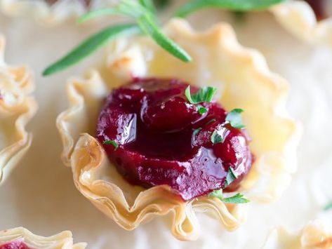 Brie Phyllo Cups, Brie Phyllo, Party Food Easy Cheap, Snacks And Appetizers, Cranberry Tart, Cranberry Brie, Canned Cranberry Sauce, Cheese Stuffed Mushrooms, Pumpkin Treats