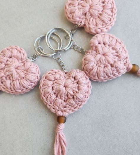 Crochet Heart Keychain (Free Pattern) Crochet Heart Keychain, Crochet Key Chains, Random Acts Of Crochet Kindness, Crochet Kindness, Keychains Crochet, Quick Crochet Gifts, Bunting Pattern, Crochet Keychains, Diy Knit