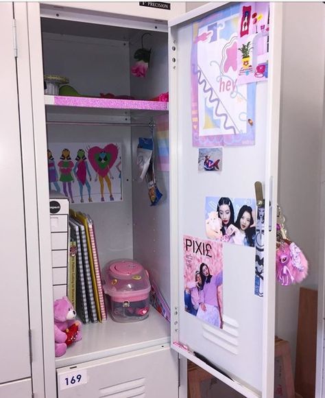 Locker Posters Aesthetic, Pink Locker Ideas, Lookers Ideas Lockers, Loker Ideas Schools, Locker Interior Design, School Locker Decorations Aesthetic, Cute Lockers, Locker Ideas Aesthetic, Locker Inspo Aesthetic