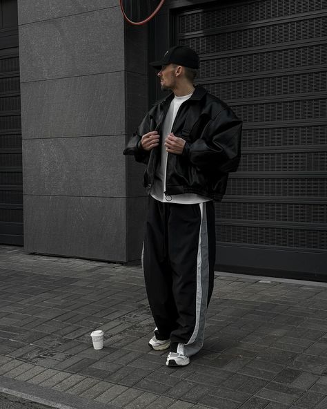 Sporty Chic 90s. Mens Sporty Outfits, Crop Top Men, Mens Fashion Streetwear, Sporty Chic, Winter Outfits, Street Wear, Crop Tops, Mens Outfits