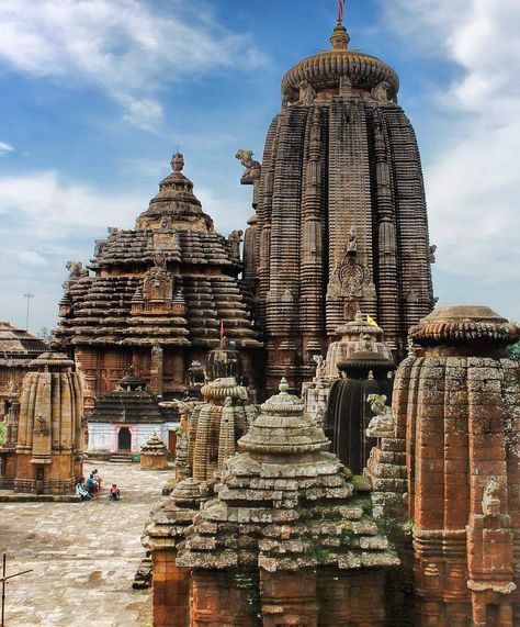 Lingaraj Temple Bhubaneswar, Vedic Architecture, Lingaraj Temple, Odisha Tourism, Hindu Architecture, Art Folio, Indian Temple Architecture, India Architecture, Hindu Temples