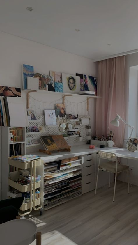 Desk Ideas For Artists, Desk Ideas Artist, Art Studio At Home Aesthetic, Artistic Bedroom Aesthetic, Artist Desk Aesthetic, Artist Room Ideas Bedroom, Artist Desk Ideas, Artist Bedroom Ideas, Artist Studio Apartment