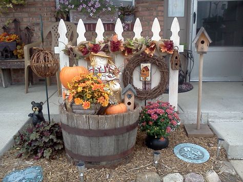 Fall Yard Decorations, Picket Fence Decor, Picket Fence Crafts, Fall Yard Decor, Fall Yard, Fall Garden Decor, White Picket Fence, Yard Decorations, Fence Decor