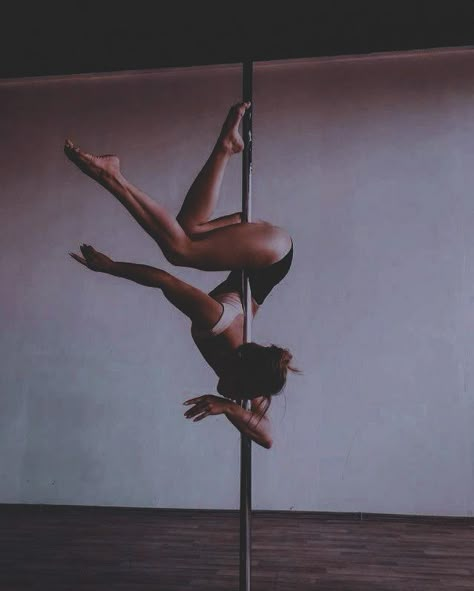 Pole Dance Astethic, Pole Studio Aesthetic, Pole Dance Inspiration, Pole Dance Performance, Floor Pole Poses, Pole Picture Poses, Dancing On Pole Aesthetic, Pole Studio Home, Aesthetic Pole Dance