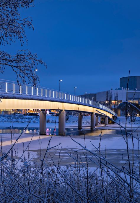 Pikisaari bridge – Oulu, Finland – Architectural project: Roope Siiroinen, VALOA design - Lighting products: LedTube, Underscore by iGuzzini Illuminazione – Photo: Henri Luoma #iGuzzini #Lighting #Light #Luce #Lumière #Licht #bridge #Oulu Lighting Design Exterior, Backyard Decoration Ideas, Bridge Lighting, Farmhouse Outdoor Lighting, Highway Lighting, Bathroom Lighting Diy, Oulu Finland, Exterior Landscaping, Exterior Lighting Design