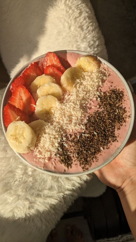 Smoothie bowl, healthy foods, smoothie, that girl aesthetic, healthy ideas Smoothie Bowl Ideas, Aesthetic Smoothie Pictures, Smoothie Bowl Aesthetic, Smoothie Bowl Pictures, Pink Smoothie Bowl Aesthetic, Aesthetic Smoothie Bowl Pictures, Summer Acai Bowls Aesthetic, Filling Smoothie, Smoothie Shop