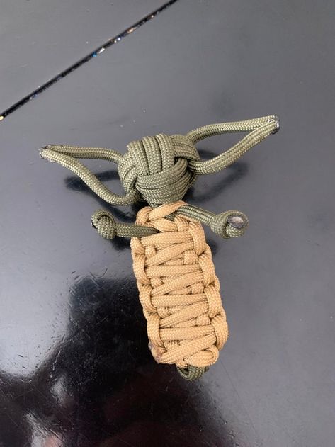 Baby Yoda and a bracelet today: paracord Yoda Paracord, Paracord Projects, A Bracelet, Origami Crafts, Paracord, Art Tutorials, Origami, Bracelet, Art