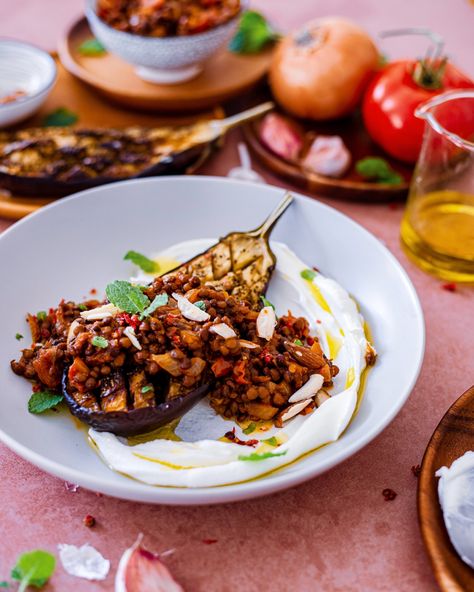 Eggplant or aubergine? The English prefer the latter, the North-Americans use the former and ya girl prefers them roasted in the oven, topped with spicy Harissa lentils and some Labneh to finish it off 🥰 Egg Plant Dinner, Harissa Lentils, Lentil And Eggplant Recipes, Eggplant Breakfast, Lentils And Eggplant, Syrian Breakfast, Harissa Eggplant, Eggplant Halloumi, Moroccan Eggplant Salad