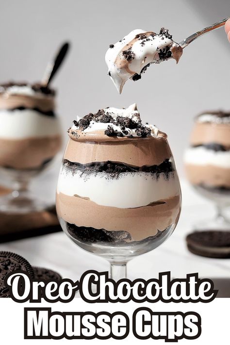 These dessert cups with oreo and chocolate mousse are perfect for special occasions! Oreo Trifle Cups, Chocolate Mousse Cups Recipe, Chocolate Mousse In A Cup, Brownie Mousse Cups, Individual Chocolate Mousse Cups, Christmas Mousse Cups, Oreo Parfait Cups, Mini Chocolate Mousse Cups, Oreo Mousse Cups