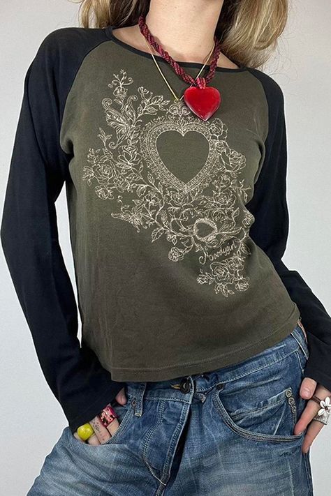 Autumn T Shirts, Stunning Tops, Long Sleeve Tops Casual, Stunning Outfits, Sport T-shirts, Women Long Sleeve Tops, Heart Shirt, Vintage Heart, Tees For Women