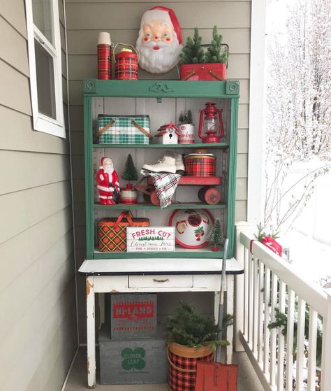 Christmas Porches, Christmas Booth, Christmas Vignettes, Antique Booth, Cabin Christmas, Jolly Christmas, Christmas Porch, Primitive Christmas, Christmas Display