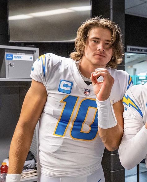 La Chargers, Justin Herbert, Nfl Football Pictures, Chargers Football, Cute Football Players, California Los Angeles, Sports Boys, Football Boys, Los Angeles Chargers