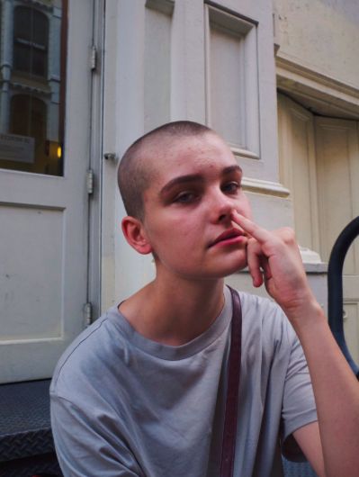 shy weirdo, some creepy stuff is happening in his family, but even the all-knowing girl doesn't know exactly what Shaved Head Woman Aesthetic, Slightly Grown Out Buzzcut, Fem Buzzcut, Bald Aesthetic, Character Inspiration Buzzcut, Agyness Deyn Buzzcut, Brown Hair Female, Dark Blue Hair, Shave My Head