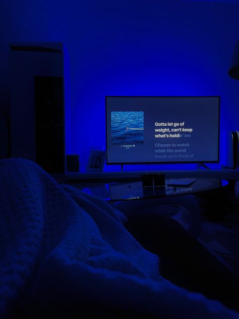 Bed Pics, Mood Lighting Living Room, Chill Room Ideas, Vibey Room Aesthetic, Dark Blue Rooms, Vibey Room, Story Fake, Led Bleu, Chill Room