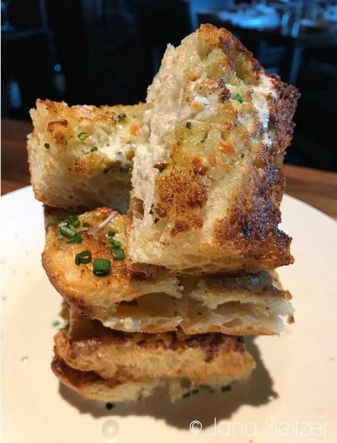 Blue Cheese Garlic Bread, Blue Cheese Fondue, Steakhouse Bread, Blue Cheese Dipping Sauce, Steakhouse Recipes, Cheese Bread Recipe, Blue Cheese Dip, Blue Cheese Sauce, Crab Cake Recipe