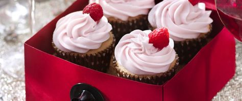 These pretty pink cupcakes are made with rosé wine and a raspberry filling. Bake With Friends, Drunken Cupcakes, Raspberry Cupcake Recipes, Fancy Sweets, Recipes For Cupcakes, Diy Gifts Love, Wine Cupcakes, Boozy Cupcakes, Graduation Food