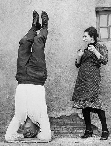 18 Amazing Vintage Yoga Photos - DoYou Italian Actresses, Yoga History, Vintage Yoga, Photo Yoga, Anthony Quinn, Robert Doisneau, Henri Cartier Bresson, Yoga Pictures, Yoga Photos