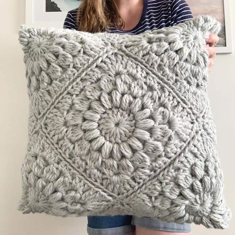 Free Crochet Throw Pillow Patterns, Crocheted Pillow Covers Free Pattern, Crochet Cushion Covers Ideas, Crochet Bedroom Decor, Crocheted Cushions, Pillow Case Crochet, Crochet Rocket, Crochet Throw Pillow, Knitting Pillow