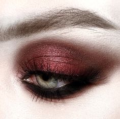 Red And Black Quince Makeup Looks, Emo Red Makeup, Dark Red Eyeshadow Aesthetic, Vampire Eyeshadow Looks, Red And Black Grunge Makeup, Red Black Smokey Eye Makeup, Red Eyeshadow Grunge, Emo Smokey Eye, Aesthetic Vampire Makeup