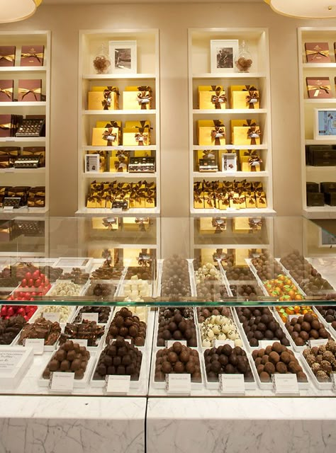 Godiva flagship store by d ash design New York 04 Chocolate Shop Display, Chocolate Store Design, Chocolatier Shop, Chocolate Store, Bakery Shop Design, Chocolate Stores, Bakery Design, Coffee Shop Design, Bakery Shop