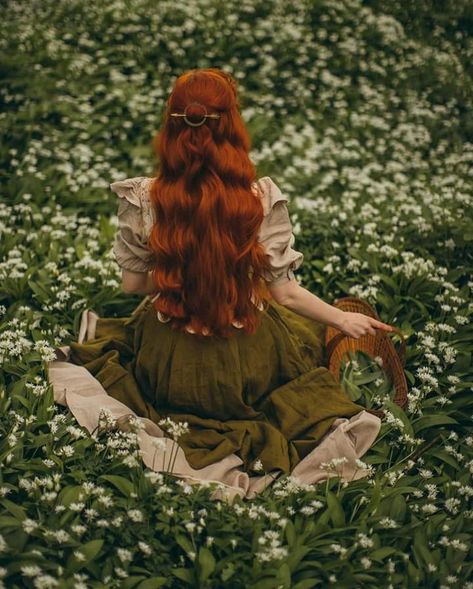 Redhead Witch, Vintage Redhead, Medieval Girl, Flower Braids, Sun Painting, Girl Elf, Fairytale Photography, Fantasy Magic, Ginger Girls