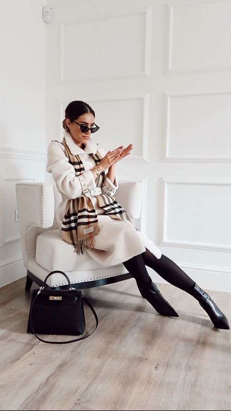 White Coat Outfit Classy, Sophisticated Winter Outfits, Gucci Inspired Outfit Women, Burberry Outfits Women, All White Winter Outfit, White Scarf Outfit, Burberry Scarf Outfit, Britney Spears Gimme More, Lydia Millen