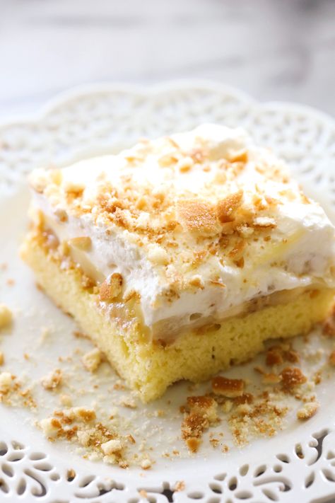 Banana Cream Pie Sheet Cake... Delicious and simple cake topped with the most incredible banana pudding and homemade whipped cream. Banana Cream Pie Cake, Banana Sheet Cakes, Cake Delicious, Banana Cake Recipe, Lemon Dessert Recipes, Sheet Cake Recipes, Simple Cake, Banana Cream Pie, Homemade Whipped Cream