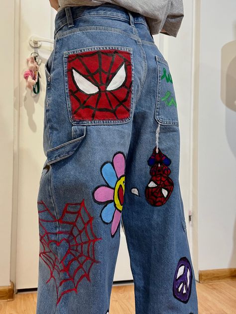 Spider Man Jeans, Things To Do With Jeans, Spiderman Clothes Aesthetic, Jeans Sewing Ideas, Painted Shirts Aesthetic, Spiderman Shirt Outfit, Spiderman Outfit Women, Painting Pants Ideas, Spiderman Fits