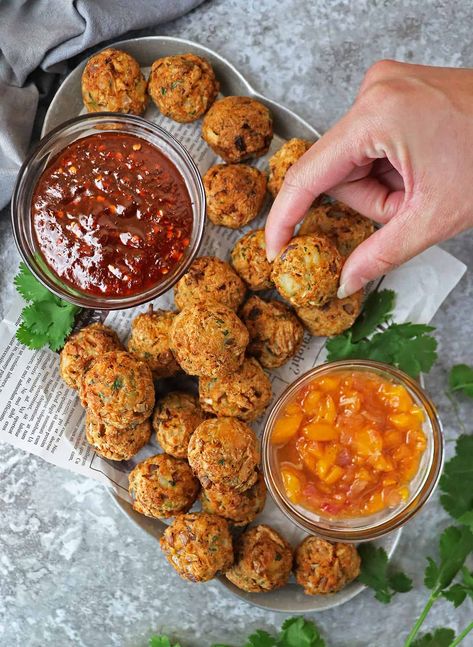 Platter of air fried salmon croquettes with mango chutney and sweet chili sauce. Salmon Croquettes In Air Fryer, Salmon Balls Air Fryer, Salmon Balls Recipes Fried, Croquettes Air Fryer, Salmon Balls Recipes, Air Fryer Appetizer Recipes, Salmon Balls, Easy Air Fryer Salmon, Salmon Croquettes Recipe