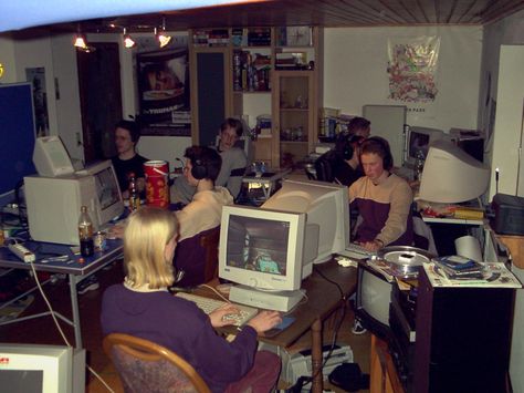 The typical layout of a household LAN Party, circa 1995 perhaps. Lan Party Setup, 90s Computer Icons, 90s Computer, Early 2000 Computer Games, 90s Computer Games, Old Pc Games 2000, Lan Party, Drama Class, Retro Gadgets