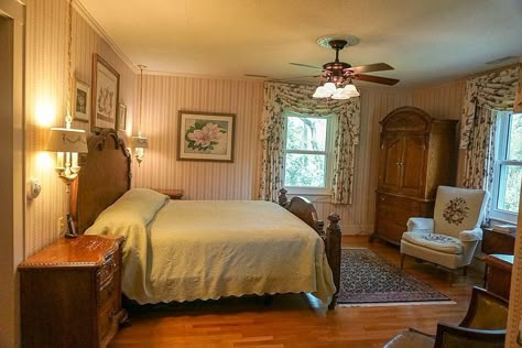 70s House Interior Bedroom, 90s Farmhouse, 90s House Interior, Southern Gothic Bedroom, Southern Gothic House, Bates Motel House, 90s Bedroom, Vintage Inspired Room, 90s House