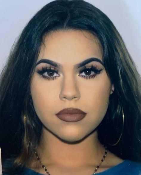 Xipi ~ Teca on Instagram: “⛓Mugshot isn't complete without them Hoops⛓  Shop your favorite Gold Plated Jewelry and save!! ✨Shop Sale at Xipiteca.com ✨  AUGUST, 2019…” Hispanic Makeup, Chicana Makeup, Chola Makeup, Los Angeles Streetwear, Latina Makeup Looks, Easy Skincare, 90s Makeup Look, Latina Jewelry, Chola Style